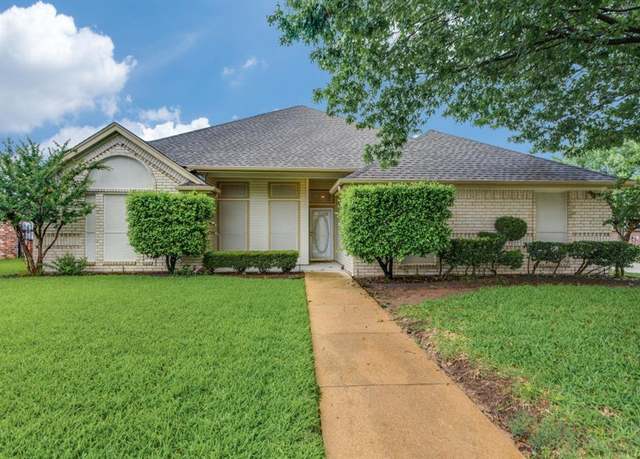 Property at 300 Vera Dr, Burleson, TX 76028, 4 beds, 2 baths