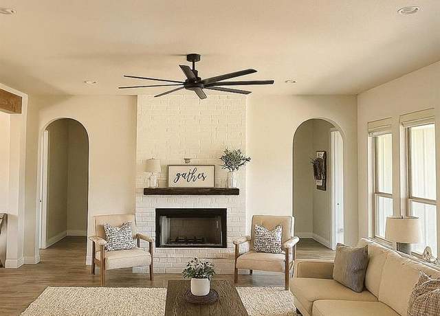 Property at 3347 N Lakeview Dr, Palo Pinto, TX 76484, 3 beds, 2.5 baths