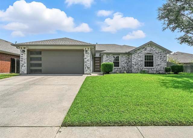 Property at 5115 Eastcreek Dr, Arlington, TX 76018, 3 beds, 2 baths