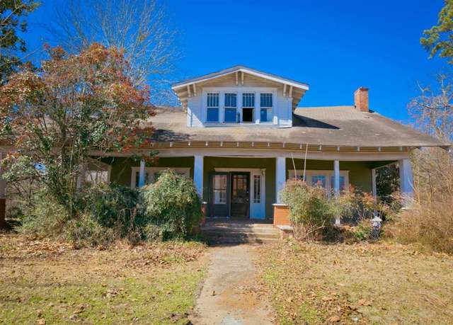 Property at 501 N Spring St, Grand Saline, TX 75140, 4 beds, 2 baths