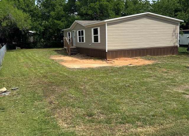 Property at 912 Pawnee Trl, Granbury, TX 76048, 3 beds, 2 baths