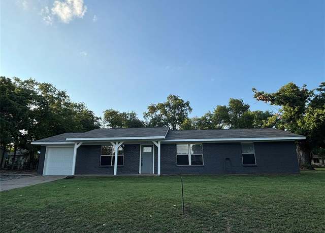 Property at 423 E 5th St, Bonham, TX 75418, 3 beds, 2 baths