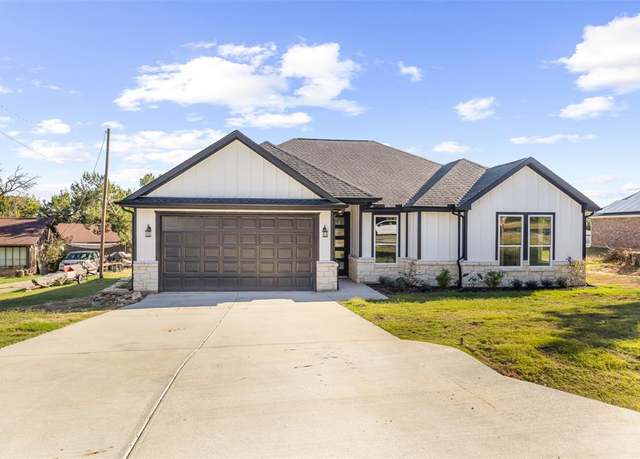 Property at 1621 S Chisholm Trl, Granbury, TX 76048, 4 beds, 2.5 baths
