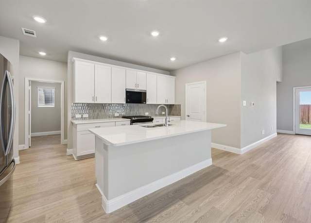 Property at 6613 Valley Lake Ln, Fort Worth, TX 76036, 5 beds, 3.5 baths