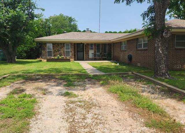 Property at 1500 Nugent St, Bowie, TX 76230, 4 beds, 2 baths