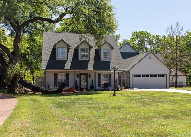 Property at 213 Granada Calle St, Granbury, TX 76049, 3 beds, 2.5 baths