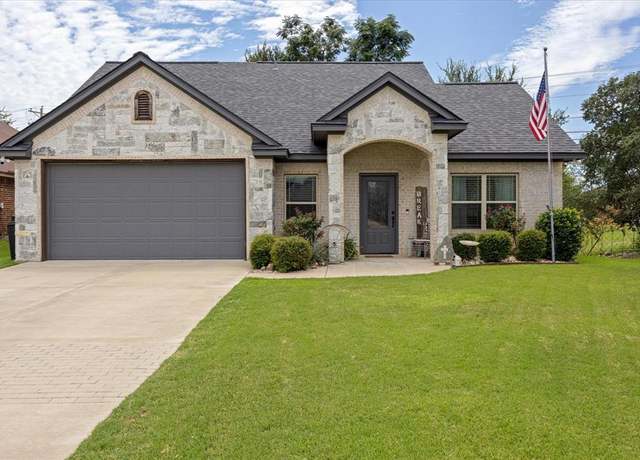 Property at 1401 Lauren Ln, Granbury, TX 76048, 3 beds, 2.5 baths