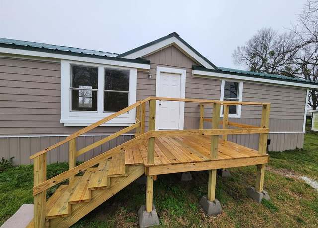 Property at 745 N Commerce St, Marquez, TX 77865, 3 beds, 2 baths