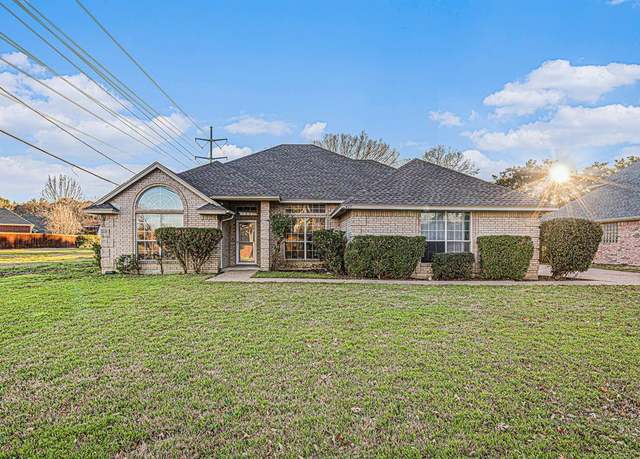 Property at 6417 Lago Vista Dr, Benbrook, TX 76132, 4 beds, 2.5 baths