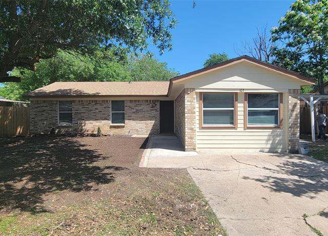 Property at 103 Lorie St, Alvarado, TX 76009, 3 beds, 1 bath