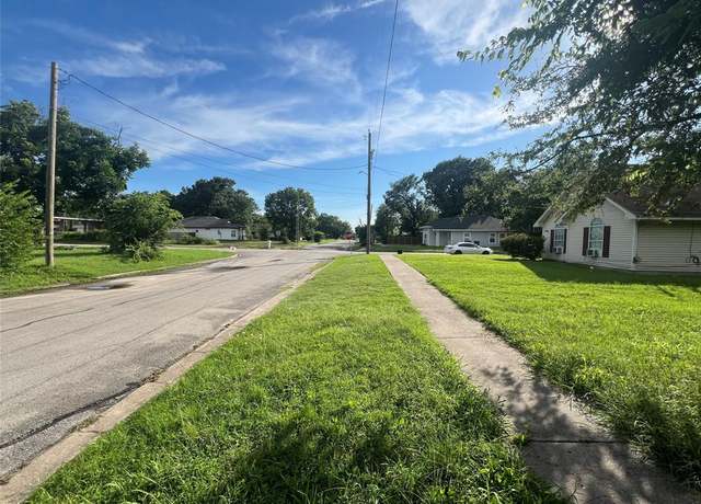 Property at 1302 E 6th Ave, Corsicana, TX 75110