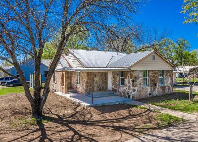 Property at 1115 W Main St, Gatesville, TX 76528, 4 beds, 2 baths