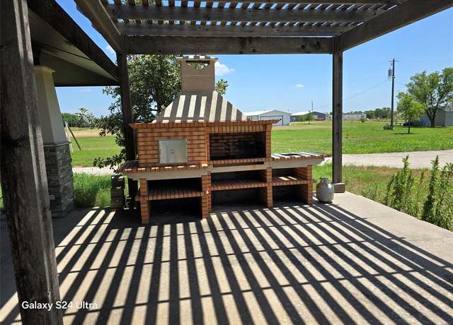 Property at 6528 County Road 204, Grandview, TX 76050, 5 beds, 4.5 baths