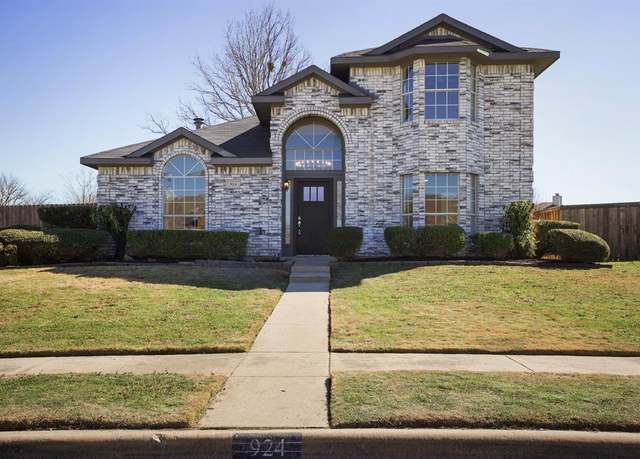 Property at 924 Waterview Dr, Cedar Hill, TX 75104, 4 beds, 2.5 baths