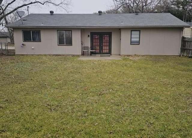 Property at 317 Boulder Ct, Burleson, TX 76028, 3 beds, 2 baths