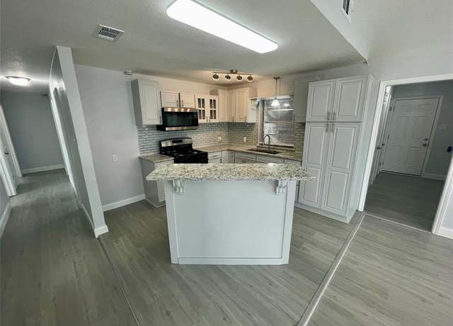 Property at 309 E Travis St, Italy, TX 76651, 3 beds, 1 bath