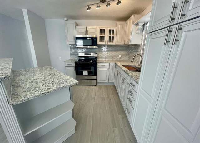 Property at 309 E Travis St, Italy, TX 76651, 3 beds, 1 bath