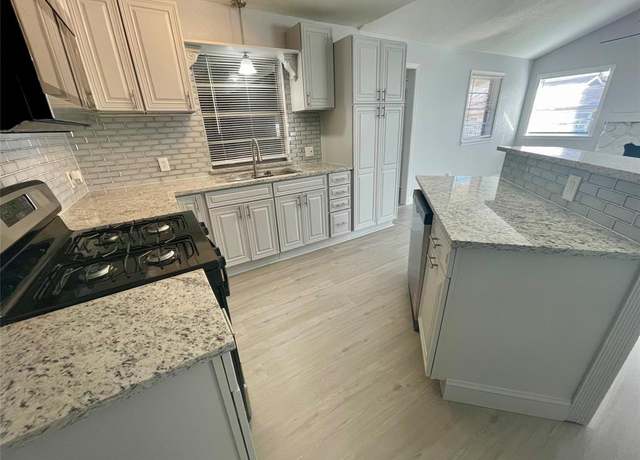 Property at 309 E Travis St, Italy, TX 76651, 3 beds, 1 bath