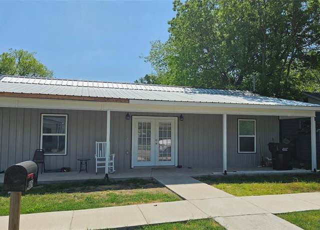 Property at 805 S 4th St, Bonham, TX 75418, 3 beds, 2 baths