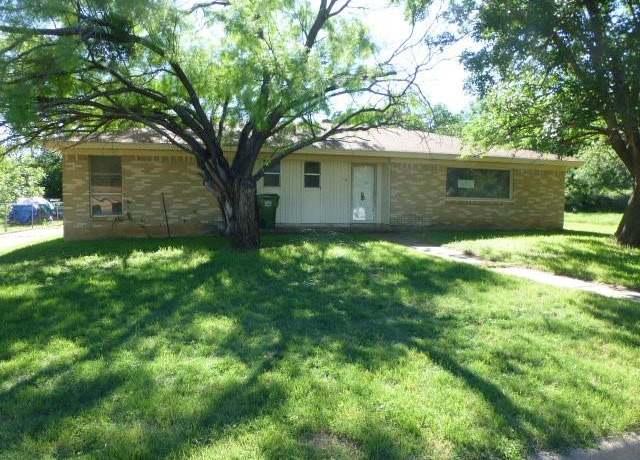 Property at 809 Park Dr, Mineral Wells, TX 76067, 3 beds, 2 baths