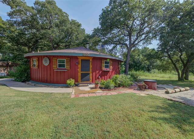 Property at 400 Oak St, Nocona, TX 76255, 2 beds, 1 bath