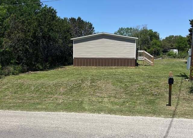 Property at 1102 Pawnee Trl, Granbury, TX 76048, 3 beds, 2 baths