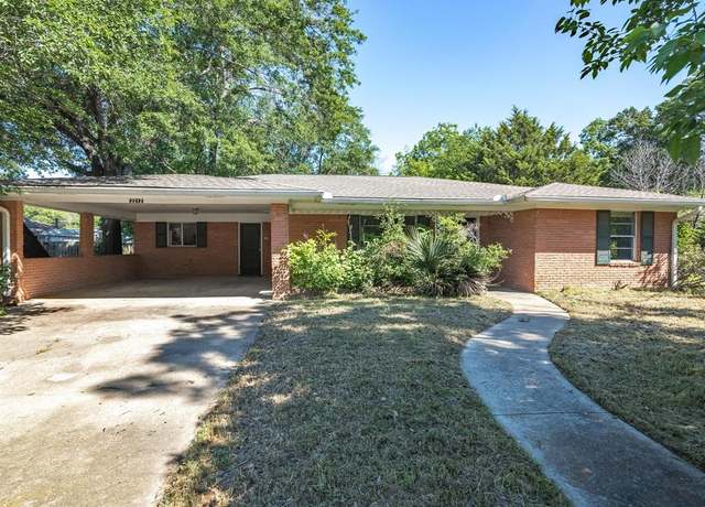 Property at 2212 W 1st Ave, Corsicana, TX 75110, 3 beds, 2 baths