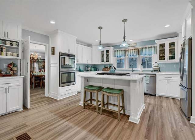 Property at 1016 Crestview Dr, Sherman, TX 75092, 4 beds, 3.5 baths