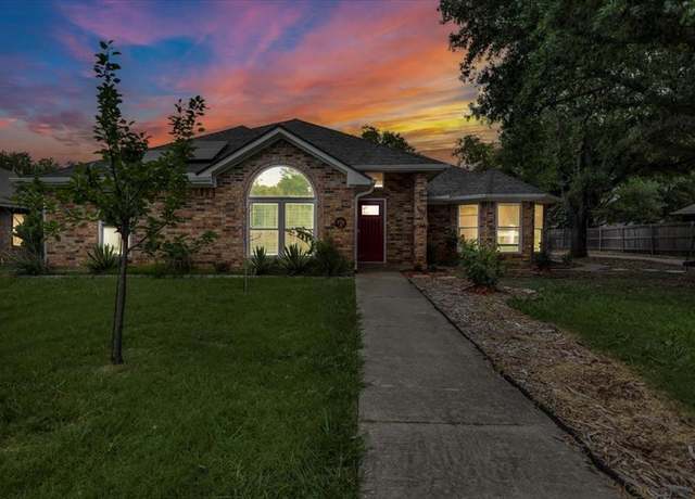 Property at 315 Woodlawn St, Krum, TX 76249, 3 beds, 2 baths