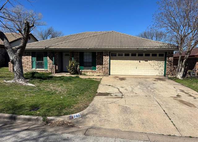 Property at 707 E Williamsburg Mnr, Arlington, TX 76014, 3 beds, 2 baths