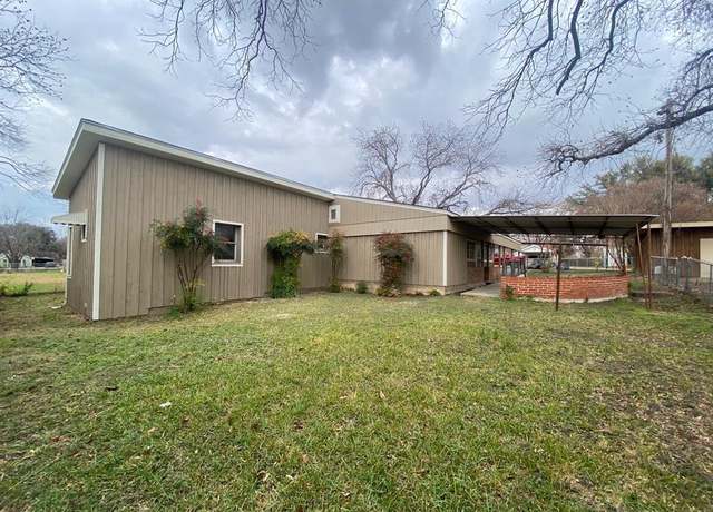 Property at 400 W Highland Ave, Comanche, TX 76442, 3 beds, 2 baths
