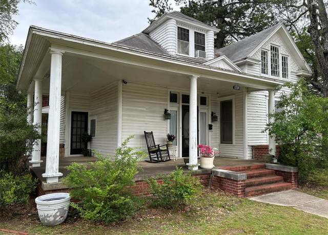 Property at 1738 Lamar Ave, Paris, TX 75460, 3 beds, 3 baths