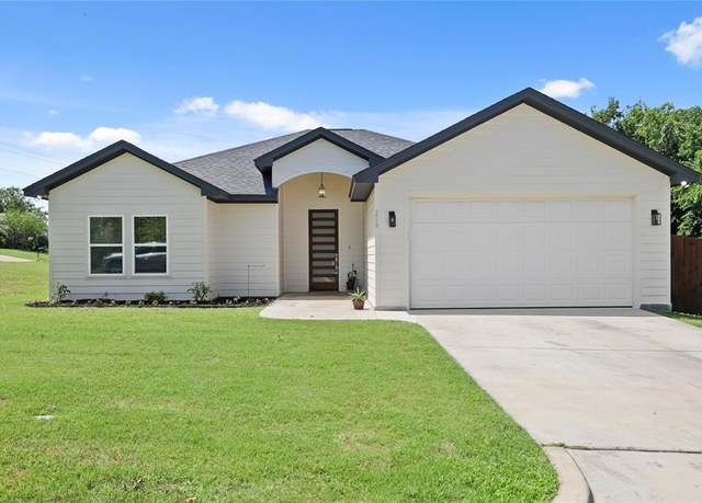Property at 220 E 7th St, Weatherford, TX 76086, 3 beds, 2 baths