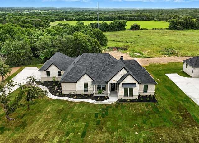 Property at 2081 Glenhollow Dr, Weatherford, TX 76088, 5 beds, 3 baths
