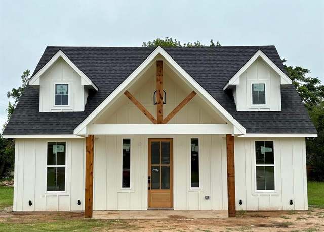 Property at 301 South Oak St, Boyd, TX 76023, 3 beds, 2 baths
