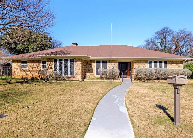 Property at 2601 High Oak Dr, Arlington, TX 76012, 3 beds, 3 baths
