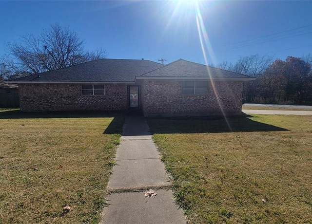Property at 704 E Olive St, Sherman, TX 75090, 3 beds, 2.5 baths