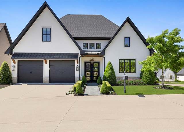 Property at 940 La Vista Dr, Tyler, TX 75703, 3 beds, 2.5 baths