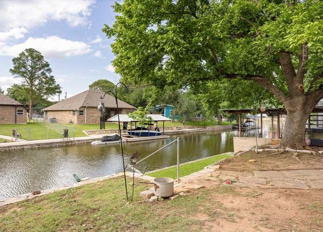 Property at 4318 Elmwood Ct, Granbury, TX 76049, 3 beds, 2 baths