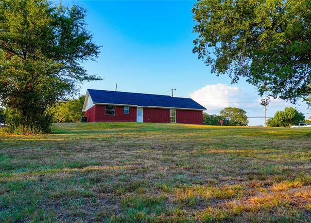 Property at 728 E 3rd St, Springtown, TX 76082, 3 beds, 1.5 baths