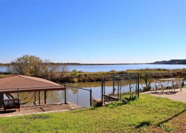 Property at 5517 Water View Dr, Granbury, TX 76048, 3 beds, 2 baths