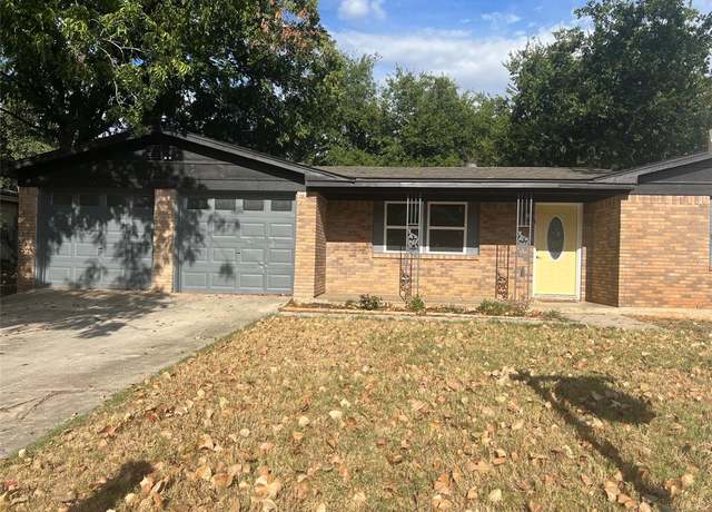 Property at 3916 Lakewood Dr, Lake Worth, TX 76135, 3 beds, 2 baths