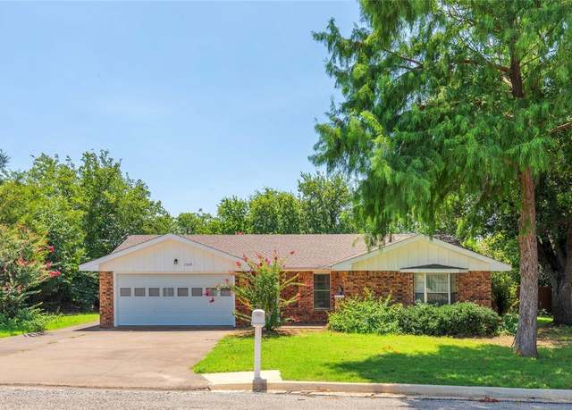 Property at 1509 Jefferson St, Bowie, TX 76230, 3 beds, 2 baths