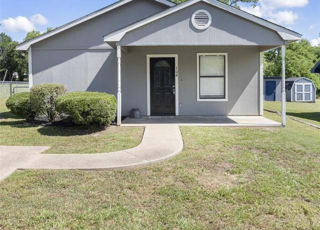 Property at 104 E Cedar St, Tyler, TX 75702, 3 beds, 1.5 baths