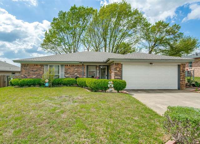 Property at 703 Parker Dr, Euless, TX 76039, 3 beds, 2 baths