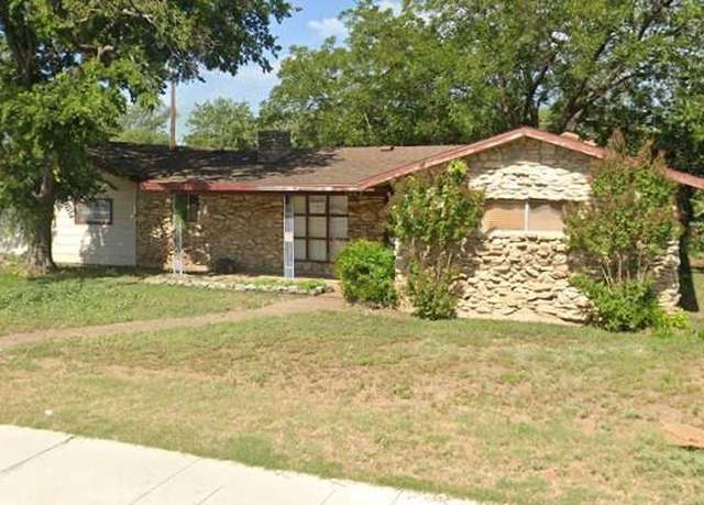 Property at 1003 N Bridge St, Brady, TX 76825, 3 beds, 2 baths