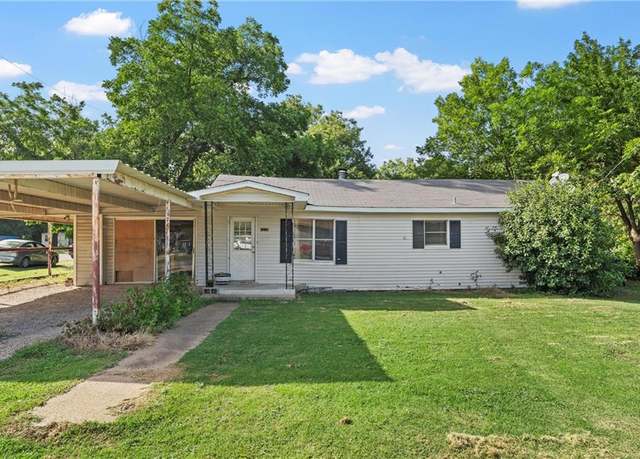 Property at 1215 W 9th St, Clifton, TX 76634, 3 beds, 2 baths