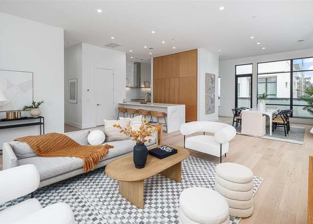 Property at 610 N Oak Cliff Blvd #207, Dallas, TX 75208, 3 beds, 3.5 baths