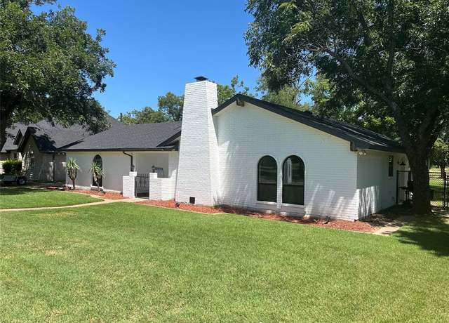 Property at 10127 Ravenswood Rd, Granbury, TX 76049, 3 beds, 2 baths