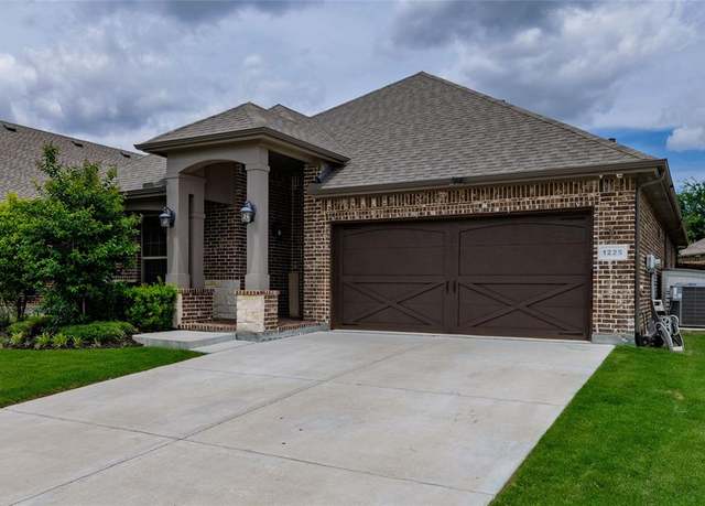 Property at 1225 Lynn Dr, Arlington, TX 76002, 3 beds, 2 baths